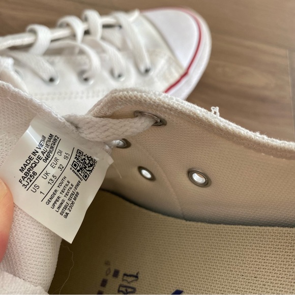 Converse Chuck Taylor All-Star low-top sneakers in white Youth Size 1 - Picture 8 of 8